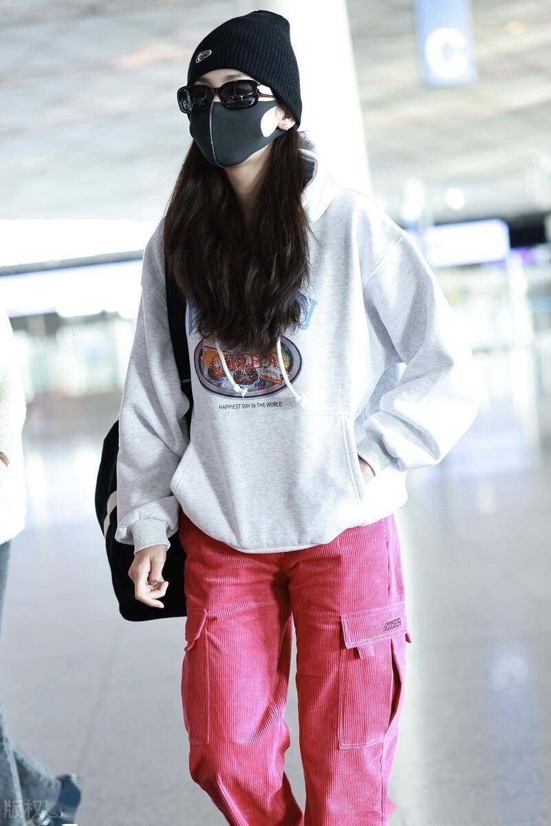 古力娜扎戴毛线帽,墨镜十分低调,浓密长发垂在胸前很醒目_北京_机场