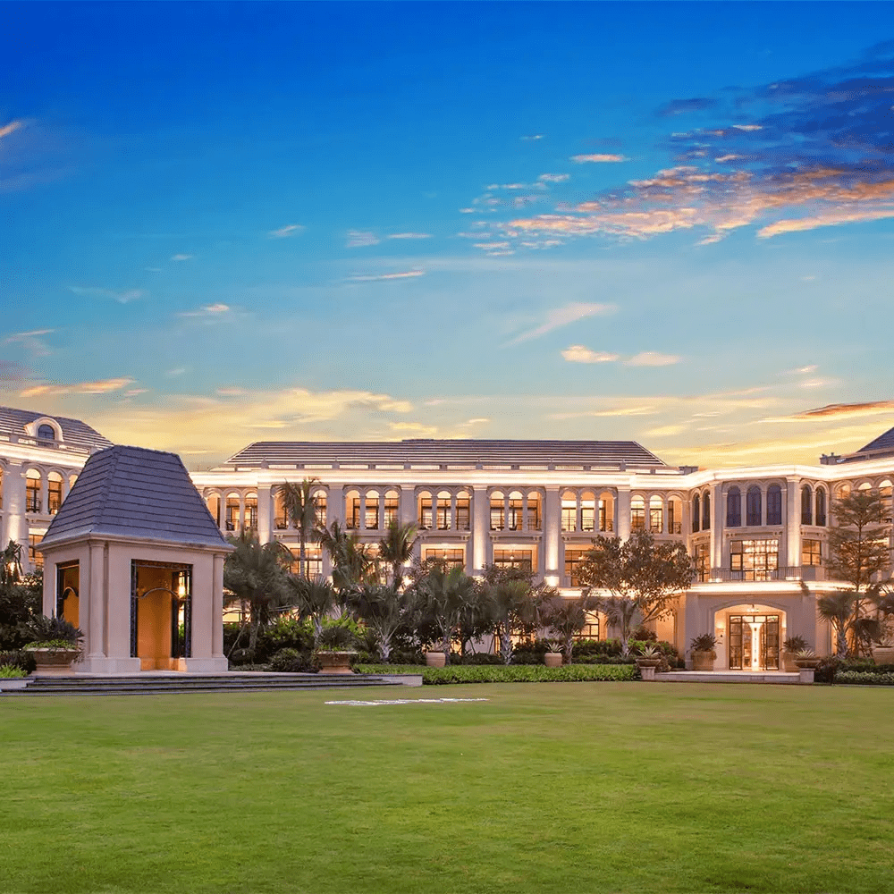 668元抢「日月湾传奇酒店」园景大床房套餐,含双早 旅拍等!