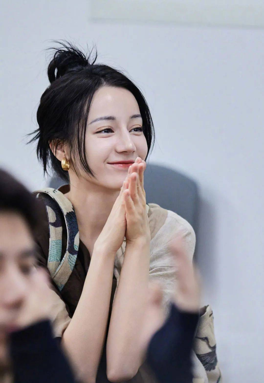 《花少5》大合影,姐姐们的氛围感淡妆可以学_秦岚_节目_迪丽热巴