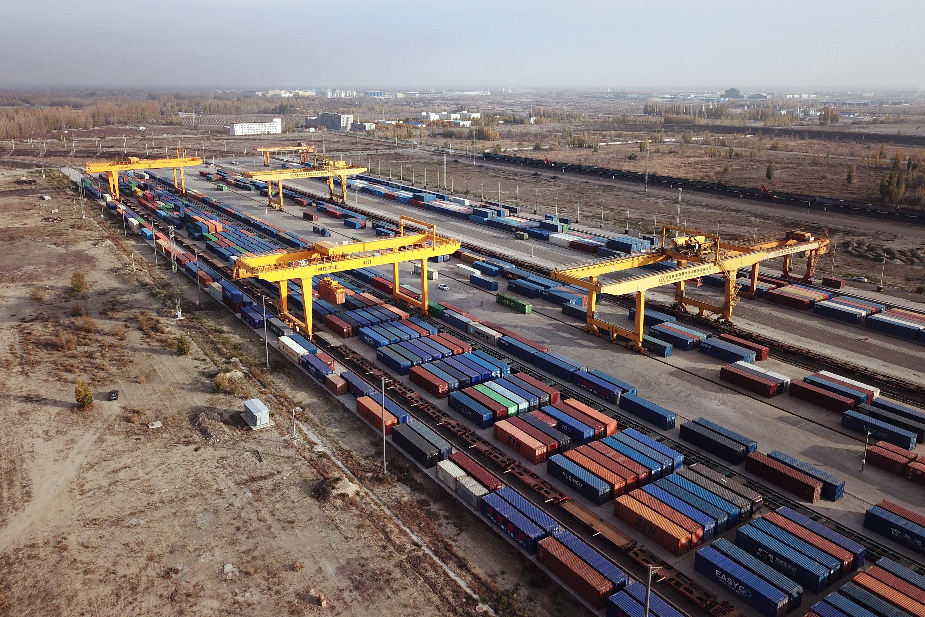 (四季看新疆之走进口岸看新疆)在霍尔果斯感受中国向西开放的旺盛活力