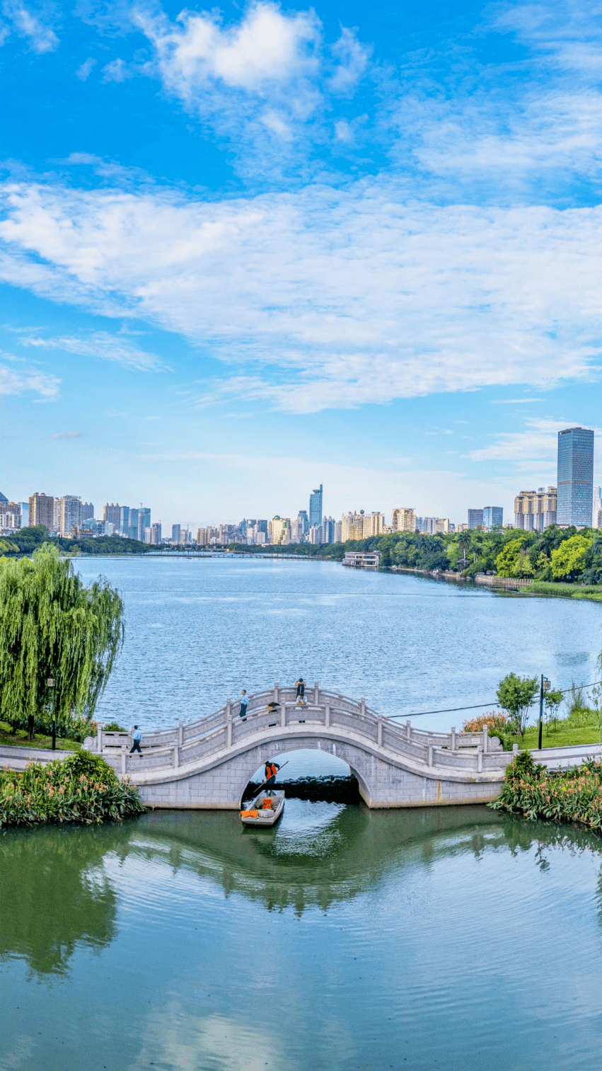 市民游客们在这里蓝天白云相映成趣绿树成荫,湖水清澈见底南湖公园02