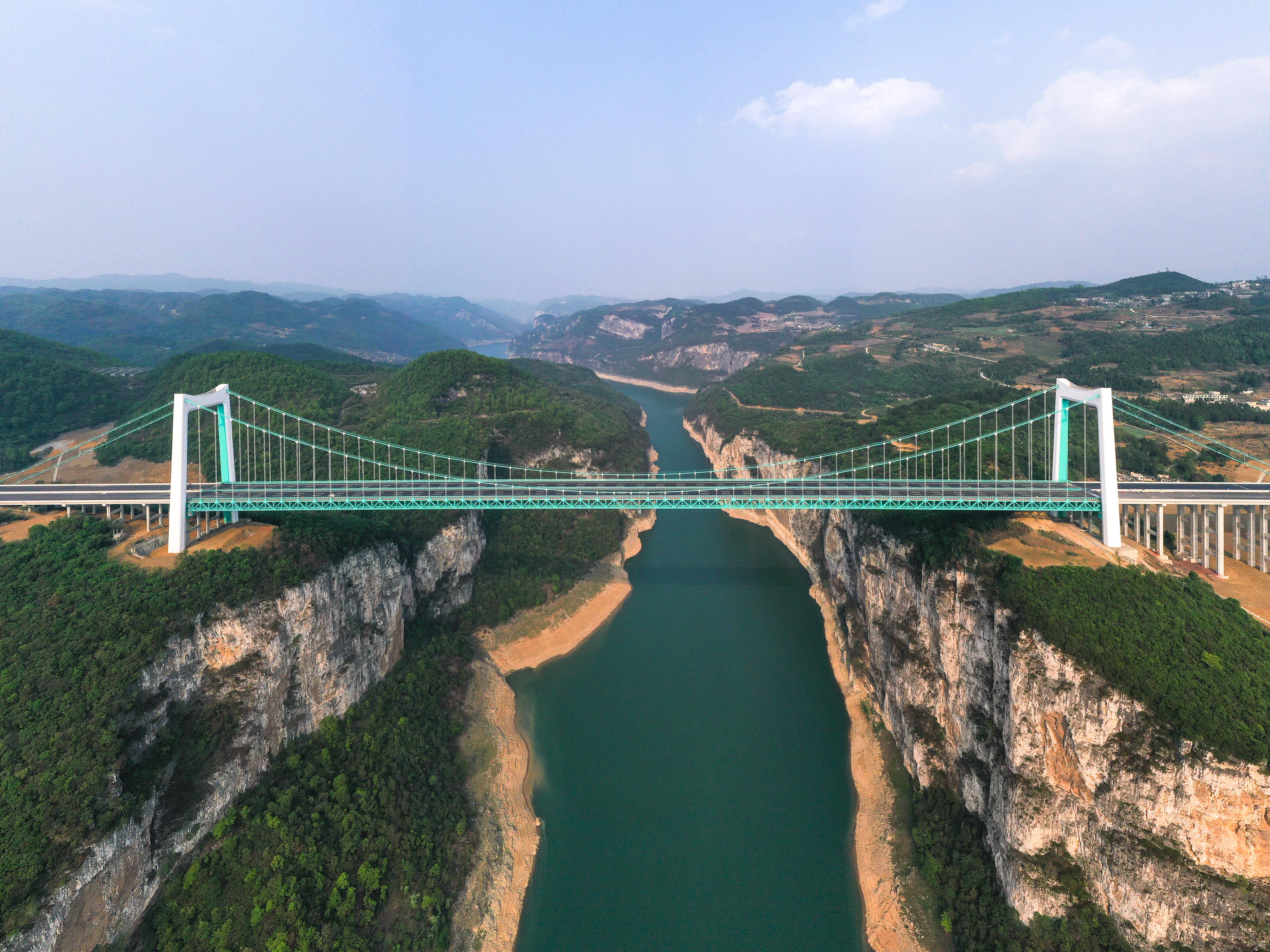 游客在贵州平罗高速公路天空之桥观光服务区观景台观赏平塘特大桥