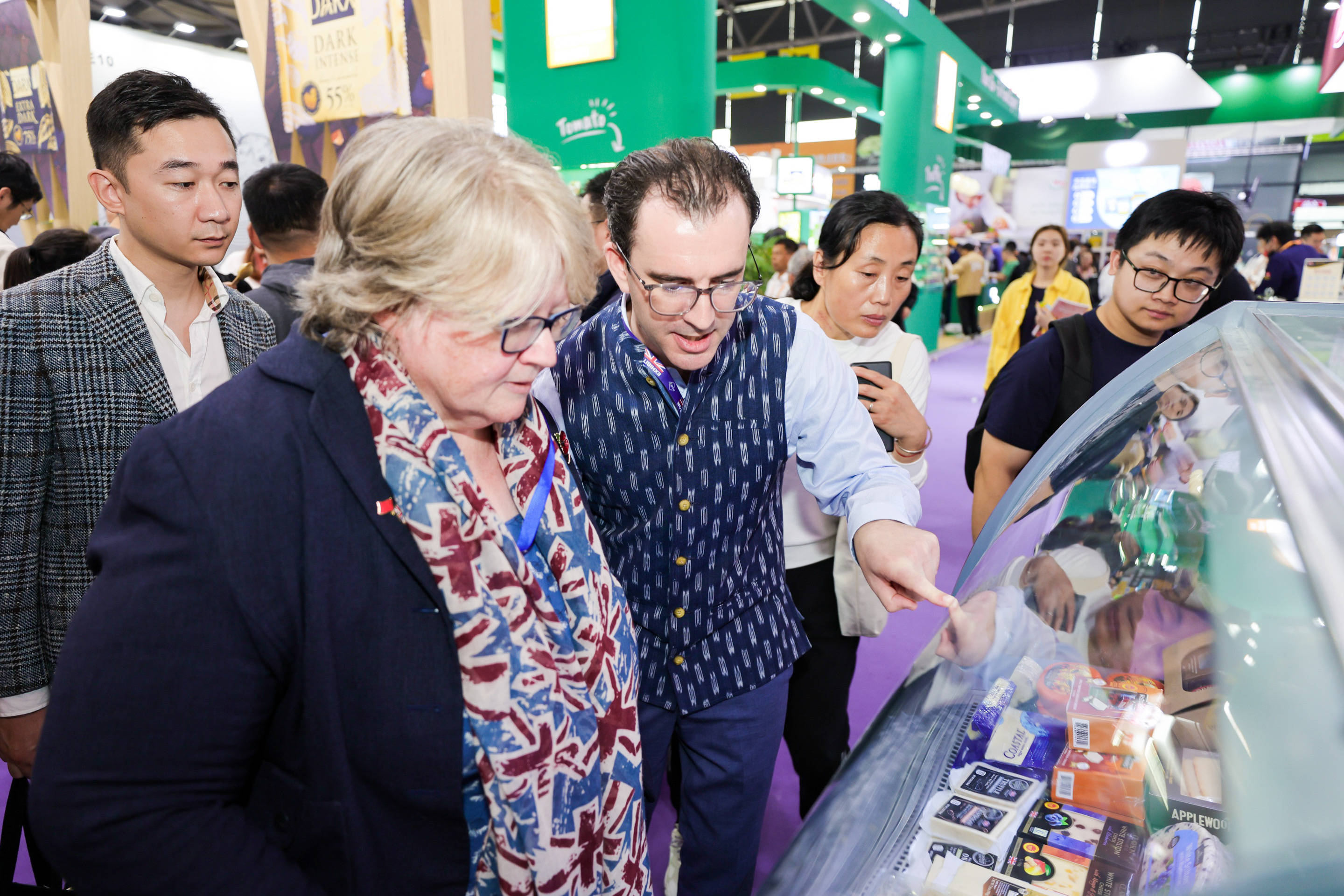 11月9日,英国环境,食品和农村事务大臣特蕾莎·科菲在上海参观fhc.