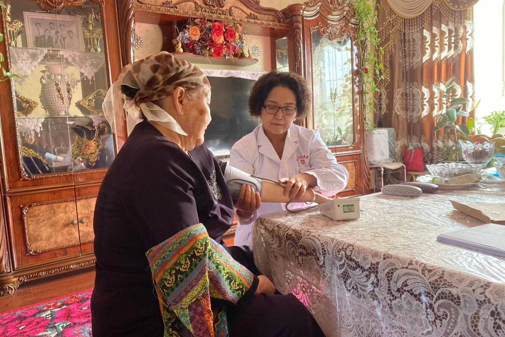 送医上门让老年人健康更有"医"靠_轮台县_古丽·司马义_进行