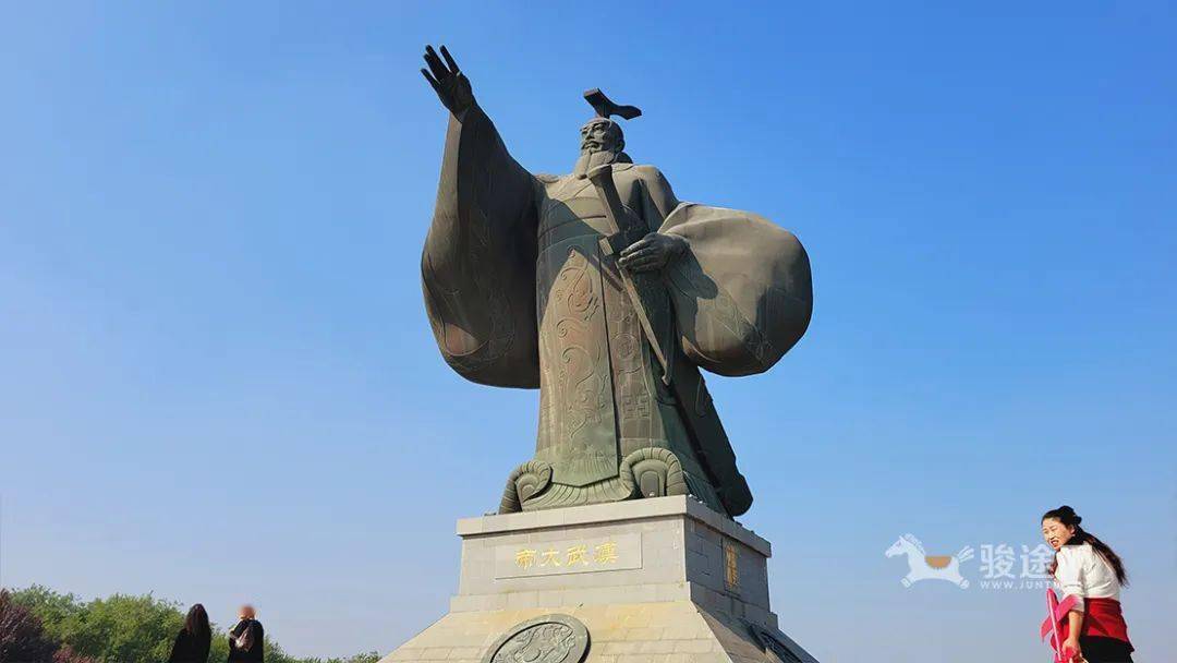 这座雕像也是目前国内皇帝像中最大的一座展示了汉武帝一统江山,胸怀