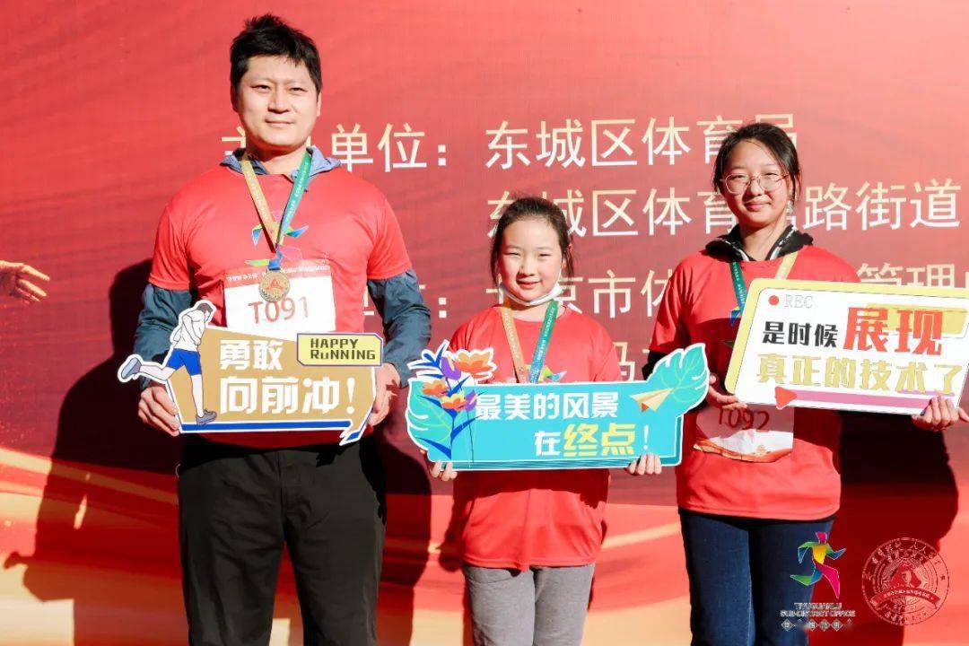 随着发令枪响,参赛选手们迅速开跑,奔跑者们矫健的身姿成为街头最靓丽