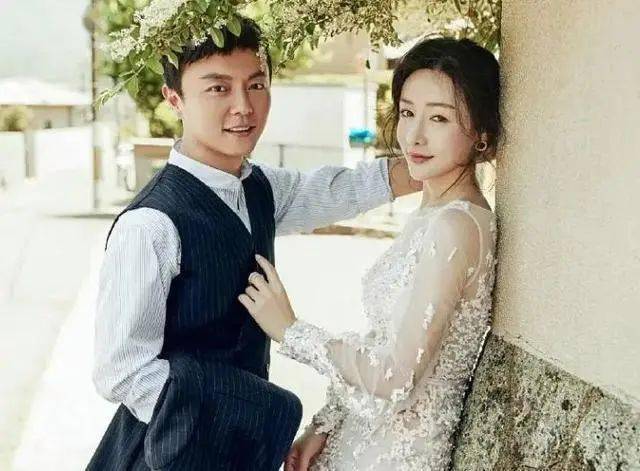 他曾是最火童星,因周润发一句话退圈,30年后再度翻红,妻子是我们熟悉