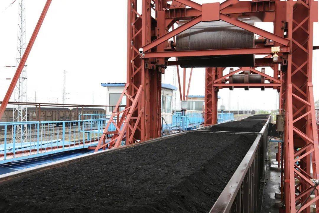 华亭煤业公司科学合理组织调度,各矿井严格按照公司总体计划开足马力