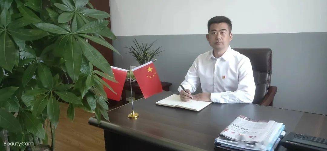 市第五十五中学党支部书记,校长  陈月建立中小学校党组织领导的校长