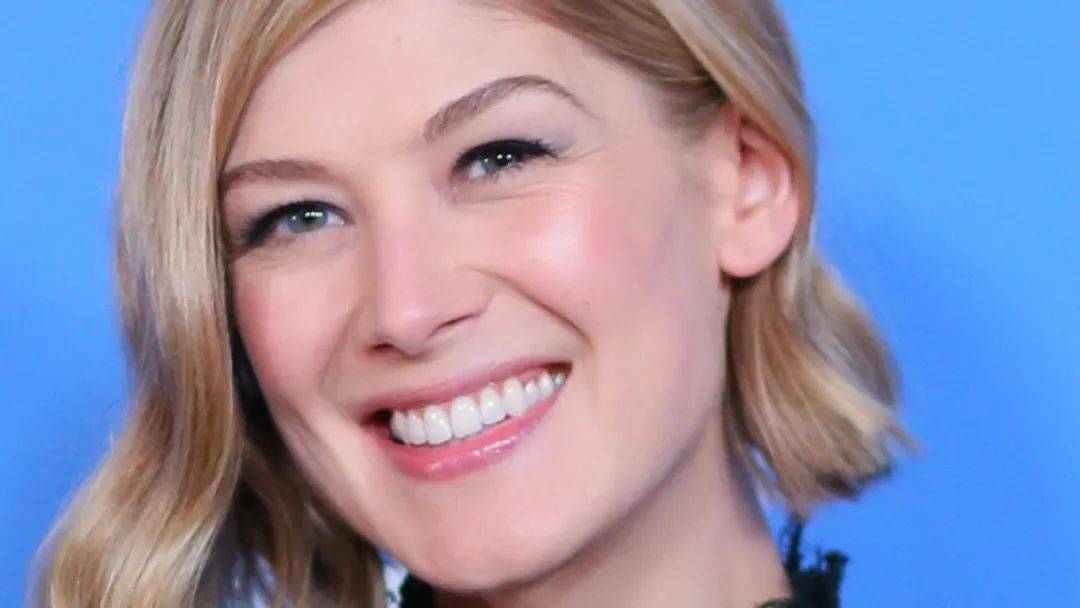 rosamund pike 她还有个很美的中文名叫裴淳华,最