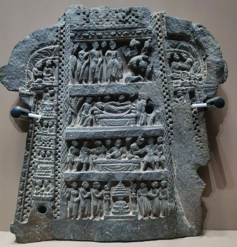 古时相传释迦牟尼入灭后,火化所得舍利分至八个窣堵波stupa(即佛塔)