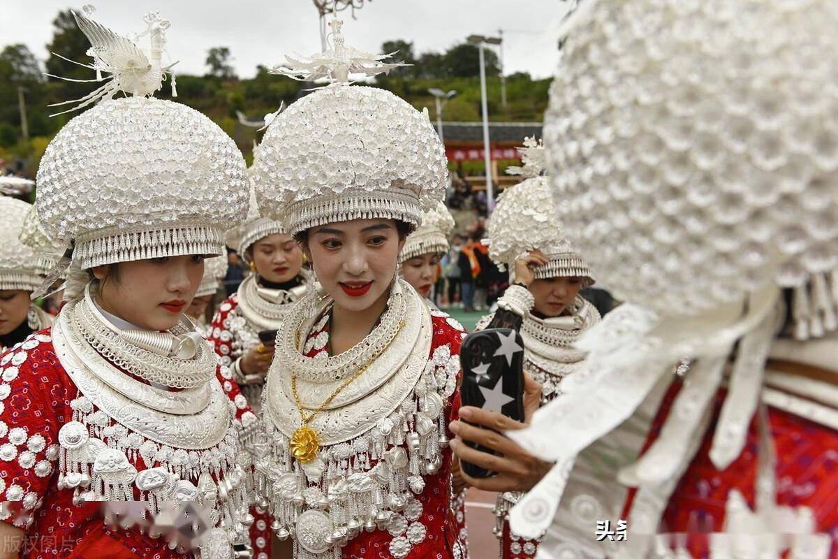 贵州黔东南苗族同胞盛装欢庆芦笙会热闹非凡_黄平县_谷陇镇_二七