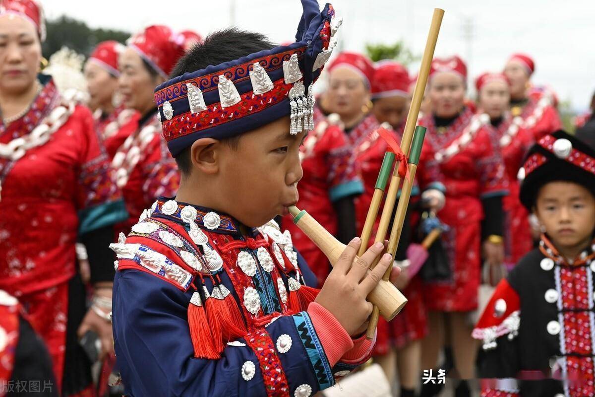 贵州黔东南苗族同胞盛装欢庆芦笙会热闹非凡_黄平县_谷陇镇_二七