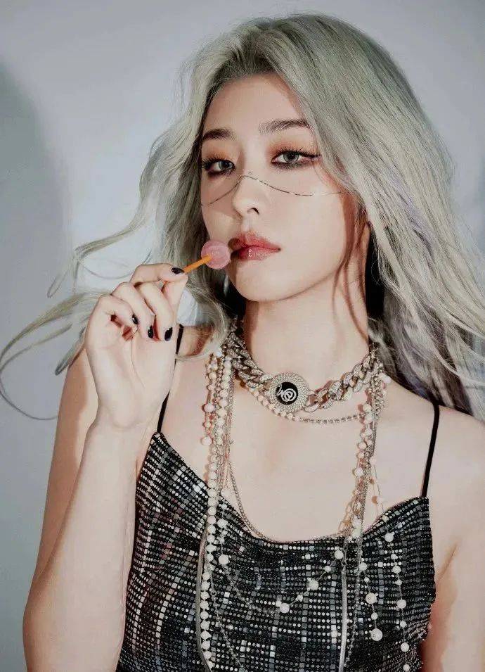 漫画感十足的银白发色_图片_weibo_com