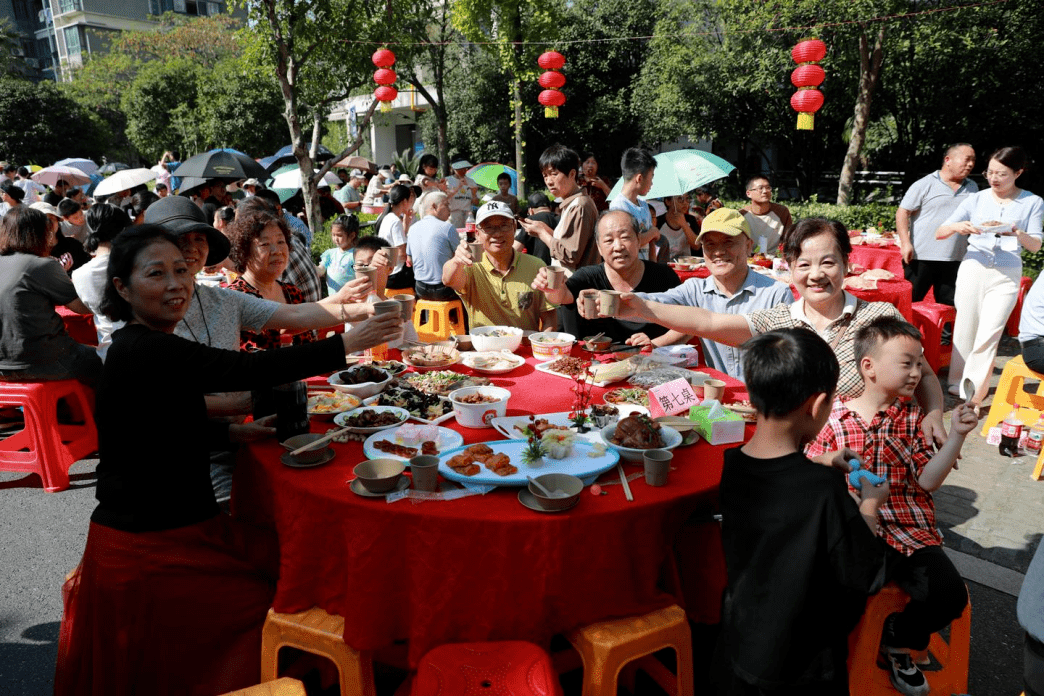 大场面!宴请了全小区居民?下沙一小区露天办酒大摆筵席!78桌.