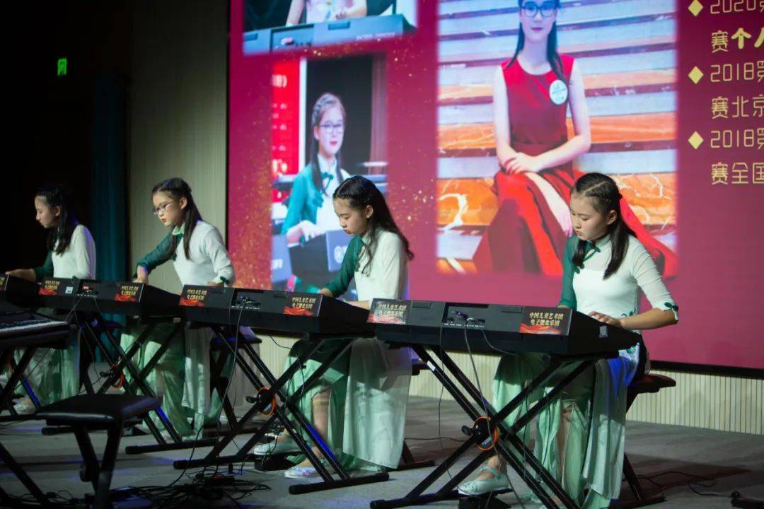 冯诗然,常静婕,王倚轩,魏枫沂《江南好》      柳坤言《青藏高原》