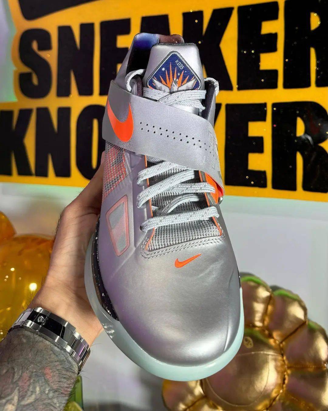 流线型鞋身外加科技感十足的绑带设计,堪称 kd 系列颜值巅峰.