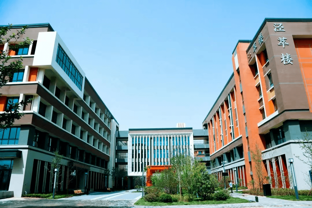 西咸新区泾河新城第一中学招聘各科教师及校医,待遇从优 社保 各项