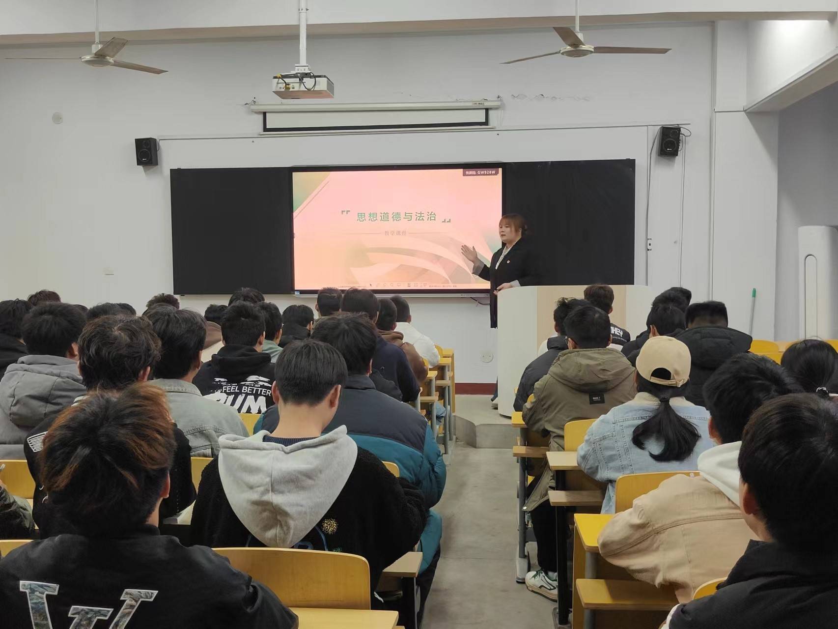 河南省高校思政课“大听课 大调研”活动第七调研组莅临鹤壁能源化工职业学院听课调研