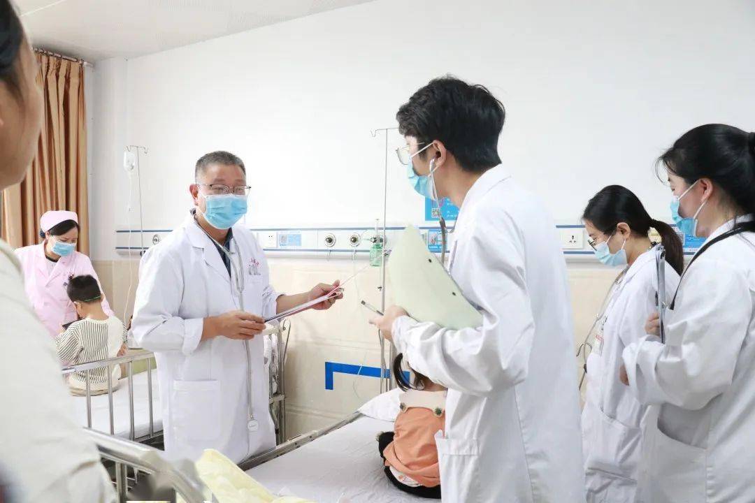 其中大部分都是支原体肺炎的……"武平县医院儿科(二)主任童炎戊说