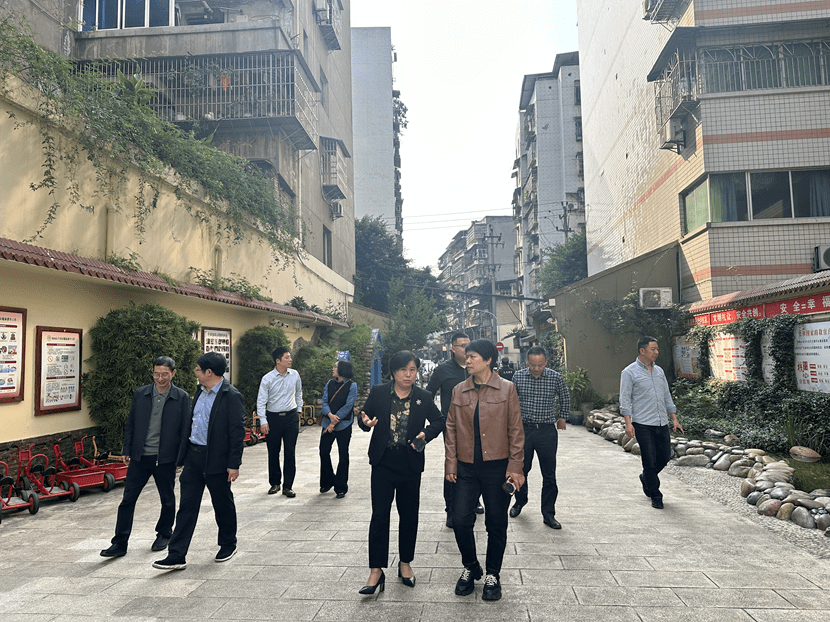 当天,张世英一行来到位于圣泉街道的春田蜜蜜幼幼园,实地查看该机构