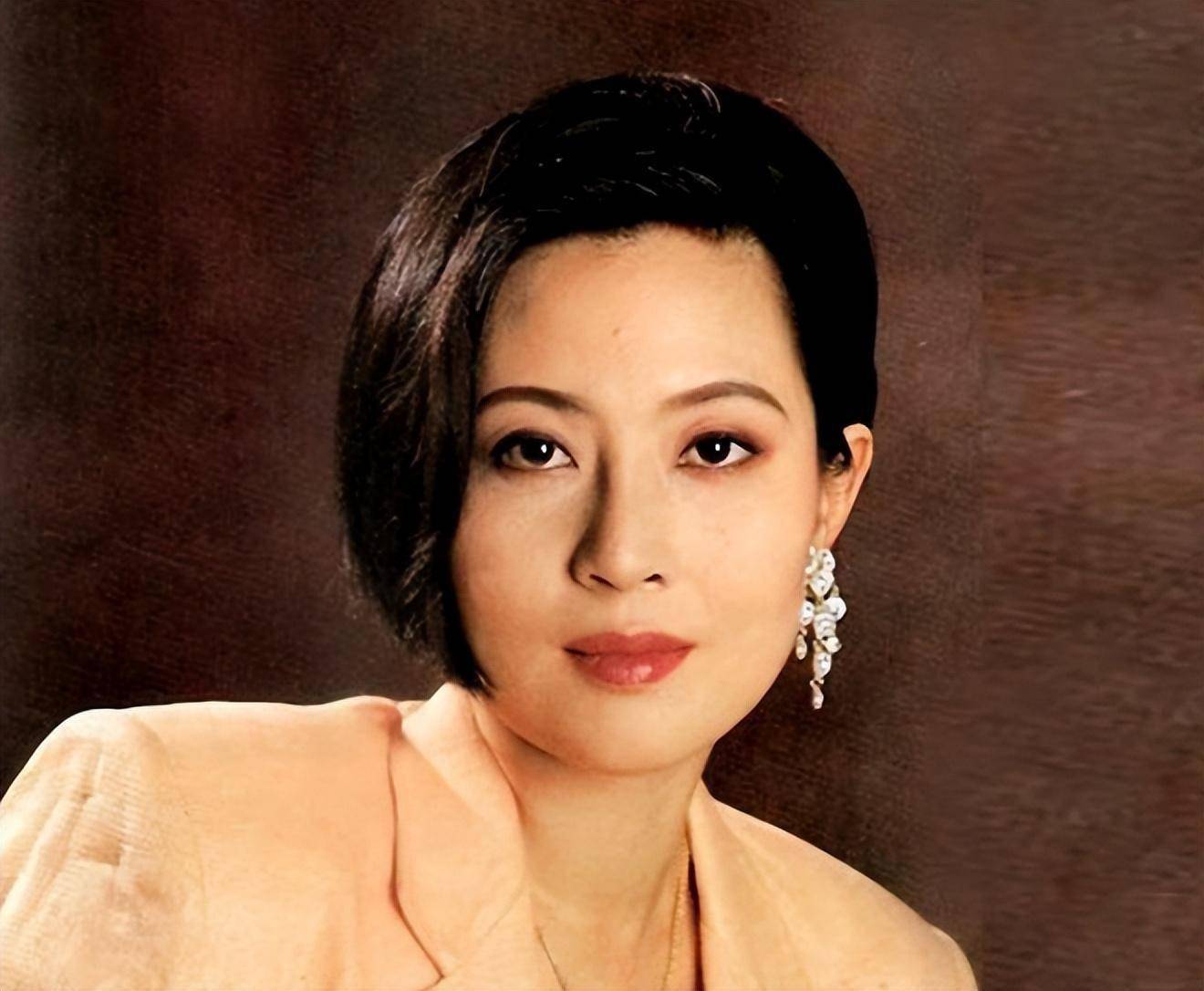 傅丽莉出生于1959年,是上世纪红极一时的演员.