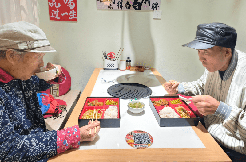免费午餐 还能送餐上门!这个社区的老人享福啦!_餐厅_李芳芳_爱心
