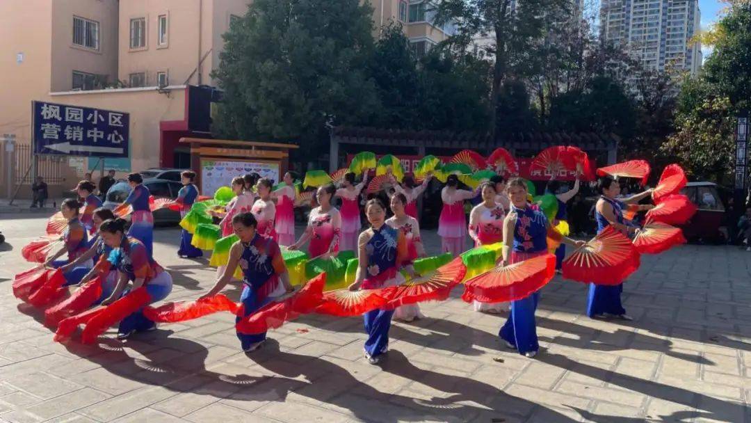 区文化馆开展"秋季村晚"进社区文艺演出活动_昭阳区_群众_李艺