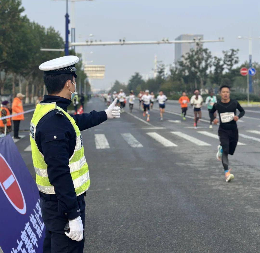 警察他们在跑步图片