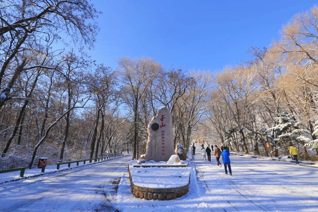 千山正门雪景图片