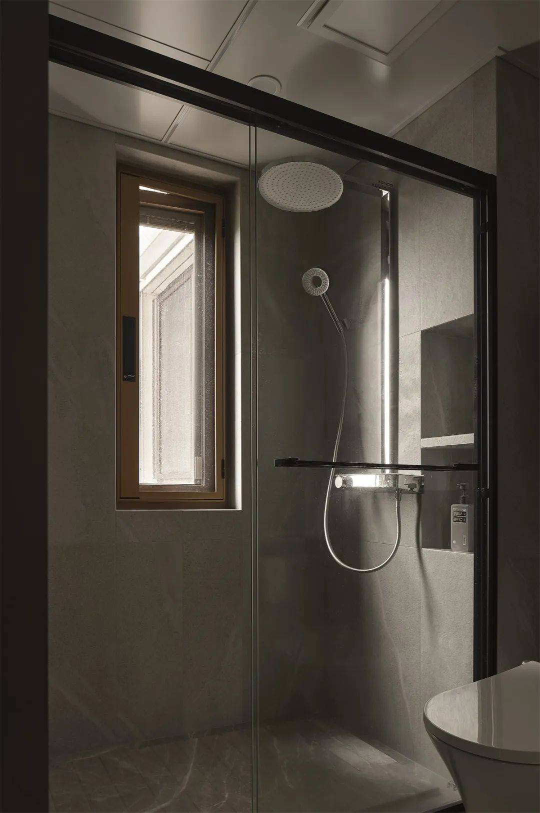 沐浴区灰色水磨石的墙面与大理石地面,奠定空间主体色调,加入一个壁龛