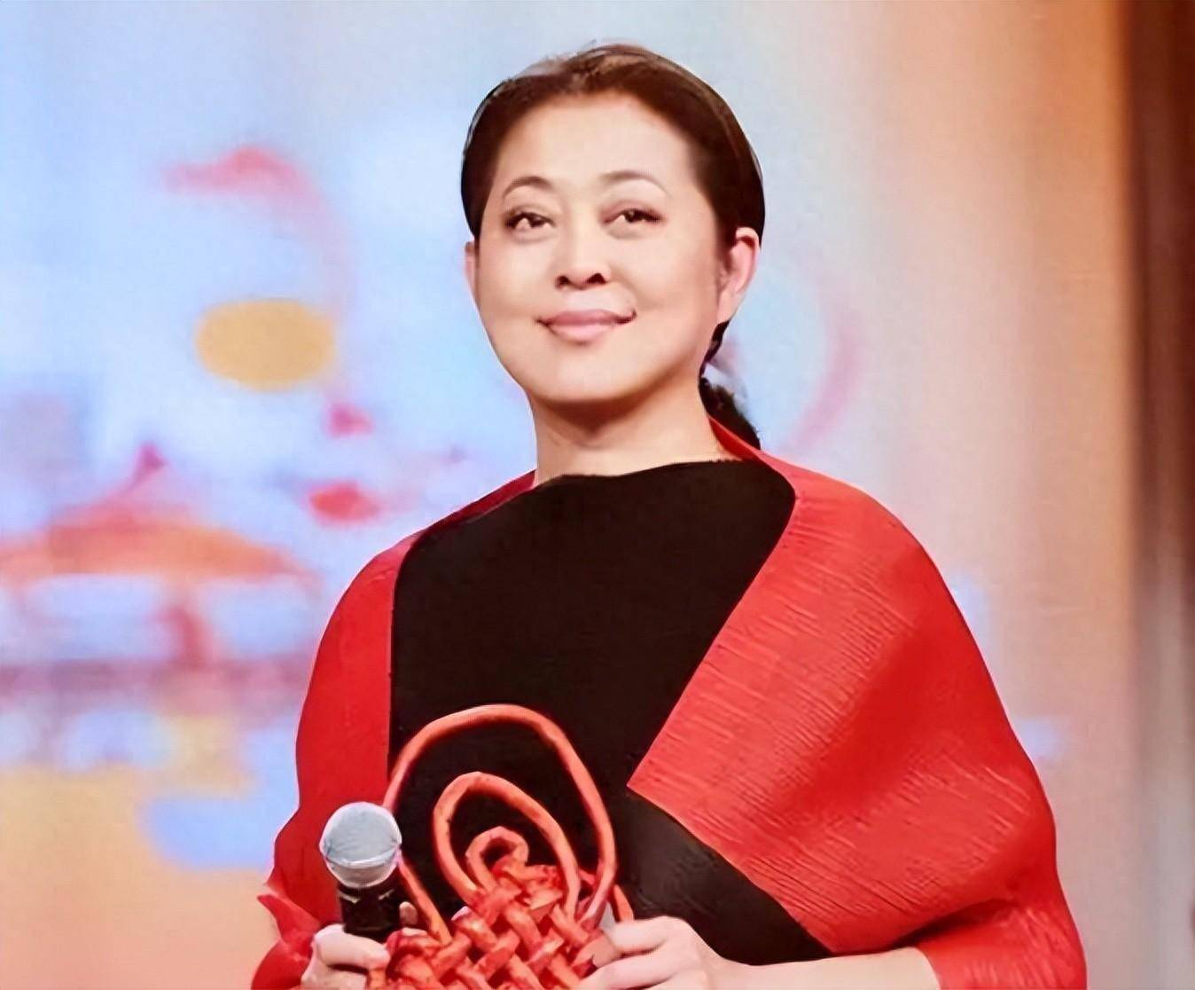 64岁倪萍断崖式衰老,三婚两离,坚决不移民,儿子40岁还不结婚_生活