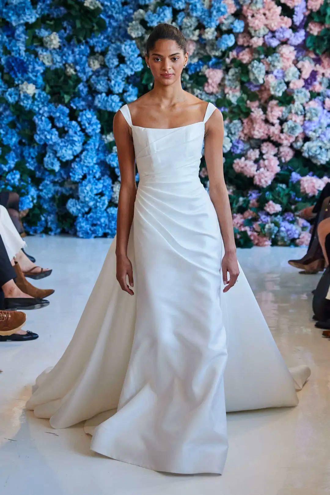 2024 年春季纽约时装周新经典色: brilliant white 明亮白_白色_礼服