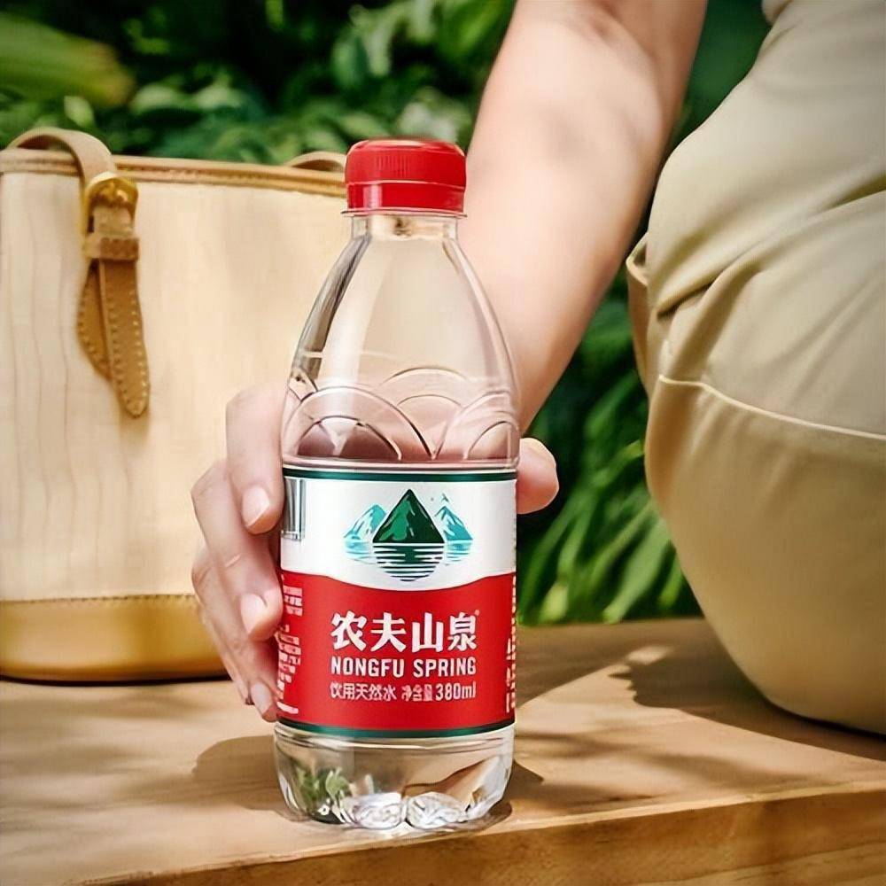 刚刚,他第3次蝉联中国首富!坐拥4500亿,真的是靠卖水发家吗?