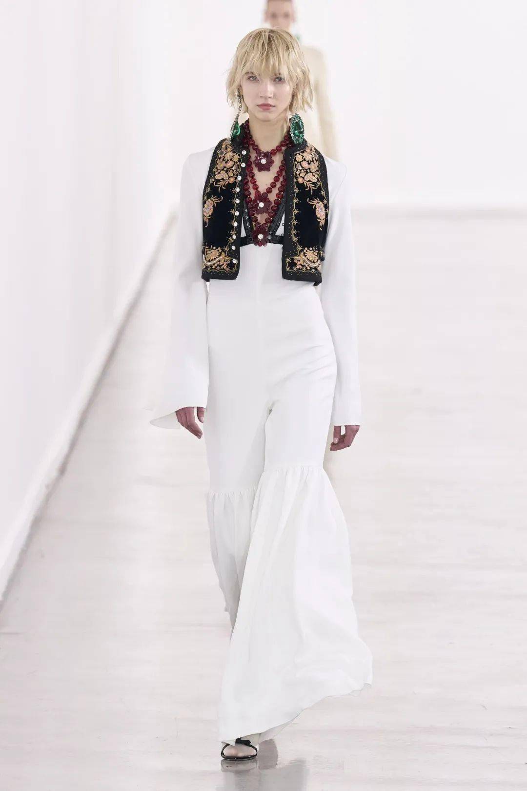 2024 年春季纽约时装周新经典色: brilliant white 明亮白_白色_礼服