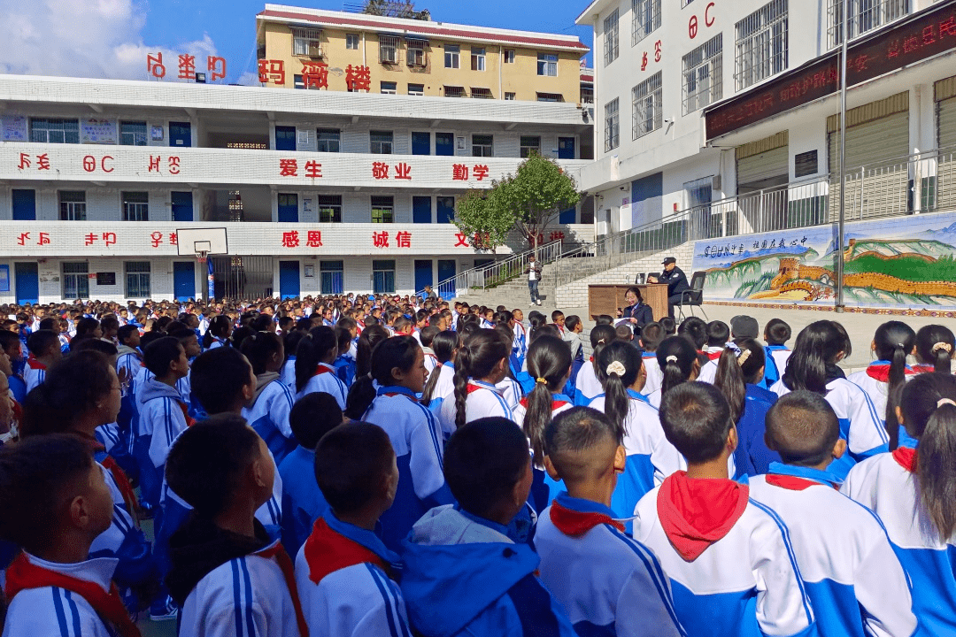 西昌工电段在喜德民族小学,喜德中学,喜德民族中学开展爱路护路宣传