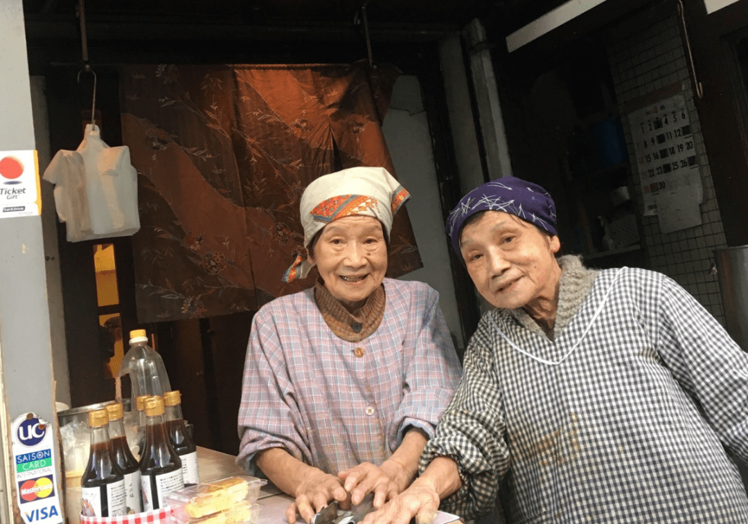 日本89歲雙胞胎,剛嫁富豪就破產還被綠,兩人開食堂1