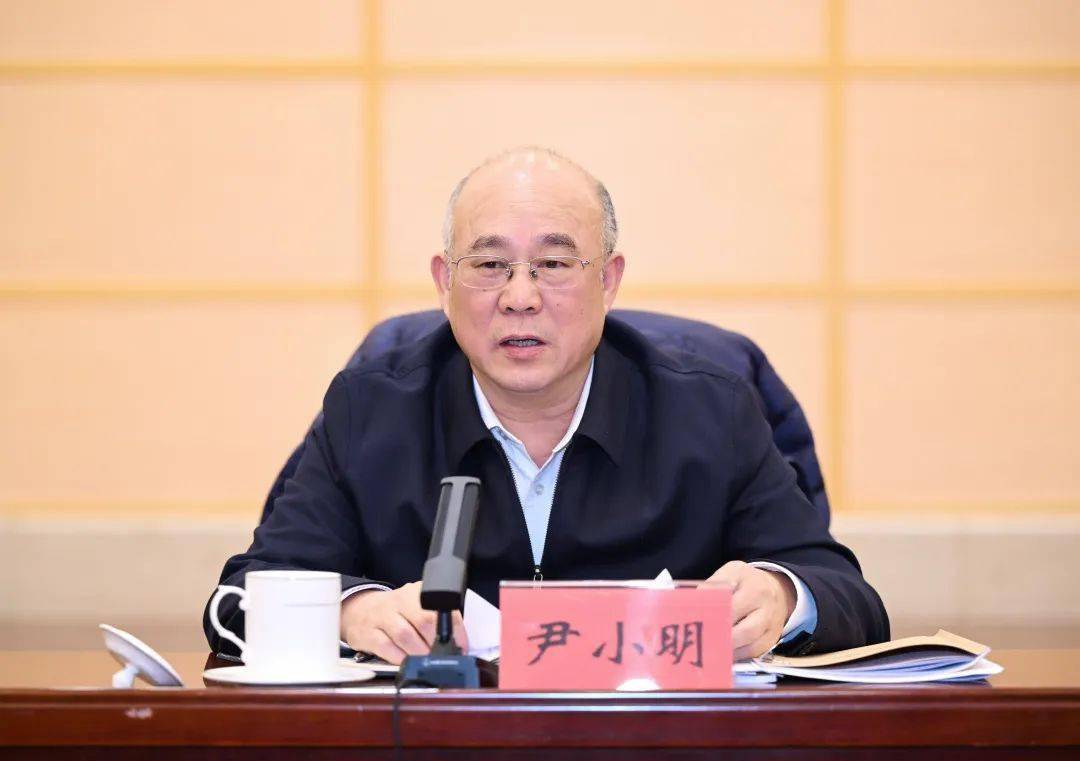 尹小明在讲话中指出,第二批主题教育开展已近两个月时间,正处于最吃劲