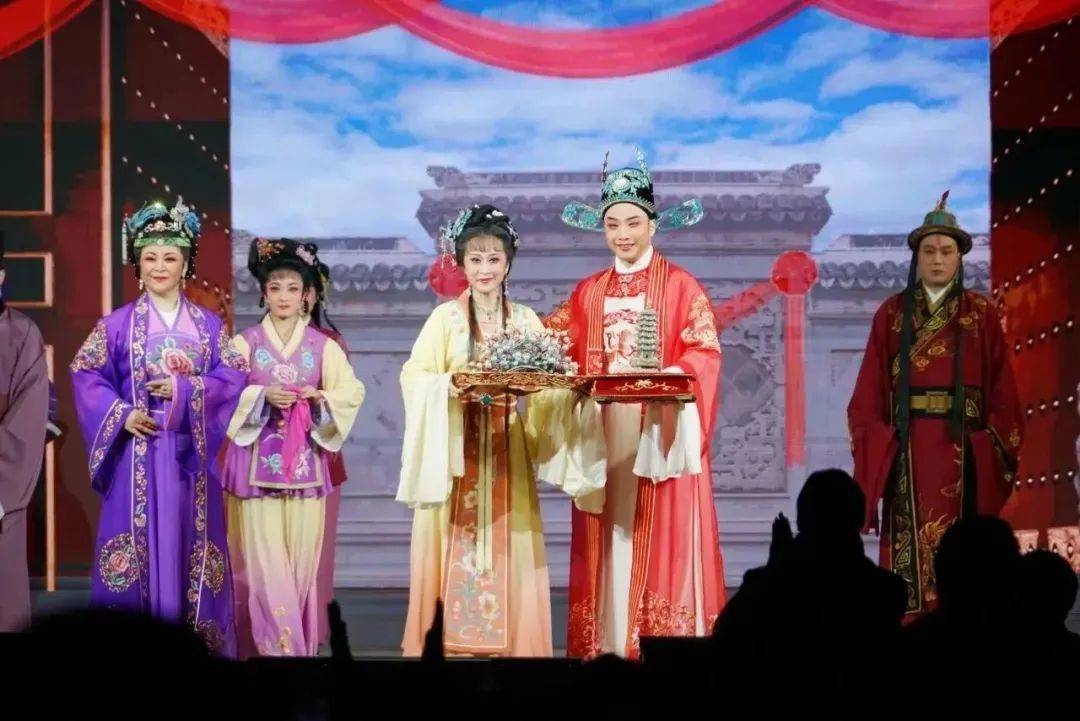最近这个地方人从众20._锡剧_演出_群众