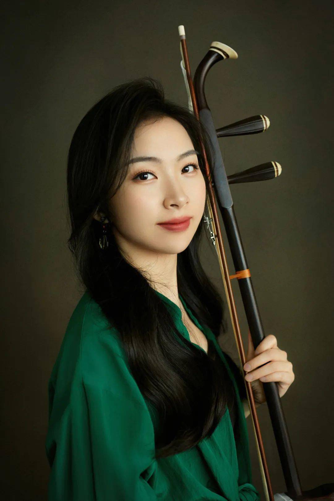 张雯迪硕士毕业于中国戏曲学院,师从著名二胡演奏家,教育家宋飞教授