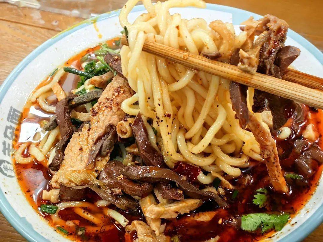 不禁流了下来色香味俱全香喷喷,红艳艳,热辣辣的羊杂面羊杂面山河滚烫