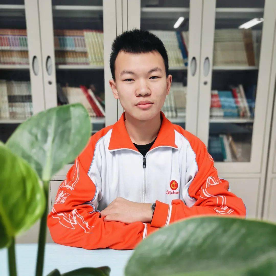 贾文轩高二30班初中毕业学校:涿鹿北晨学校目标大学:中国人民大学格言