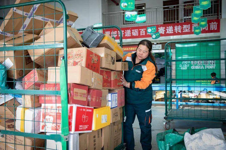 组图|"双11"过后 快递派送迎高峰_邮件_渭南_进行