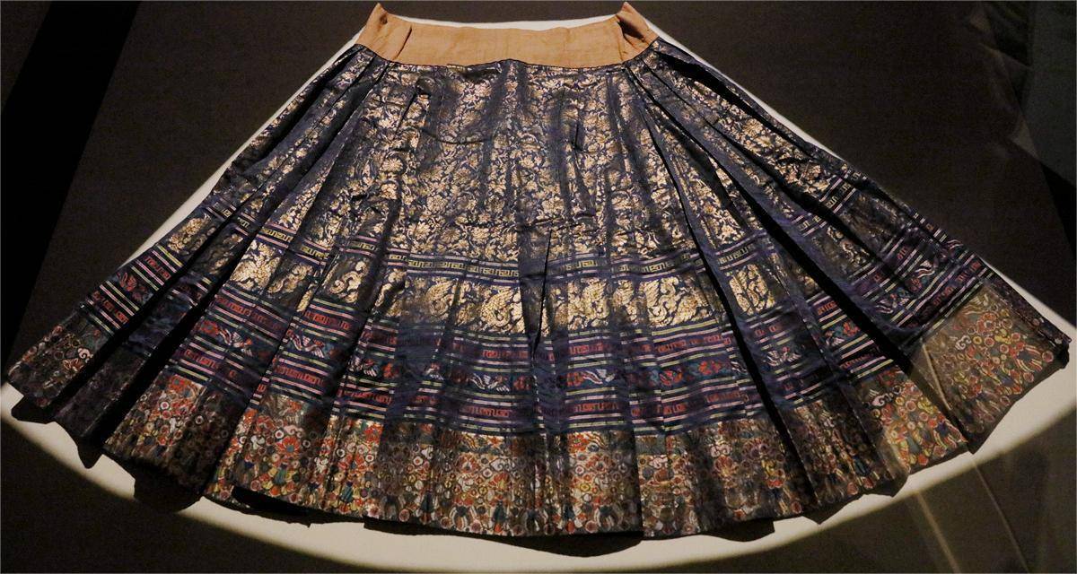 文博日历丨拿捏"新中式穿搭",这件马面裙就够了!_大明_时尚_蓝色