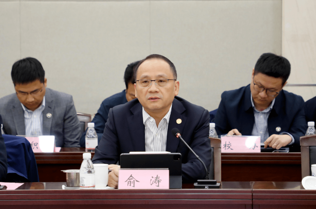 俞涛校长代表学校作表态发言.