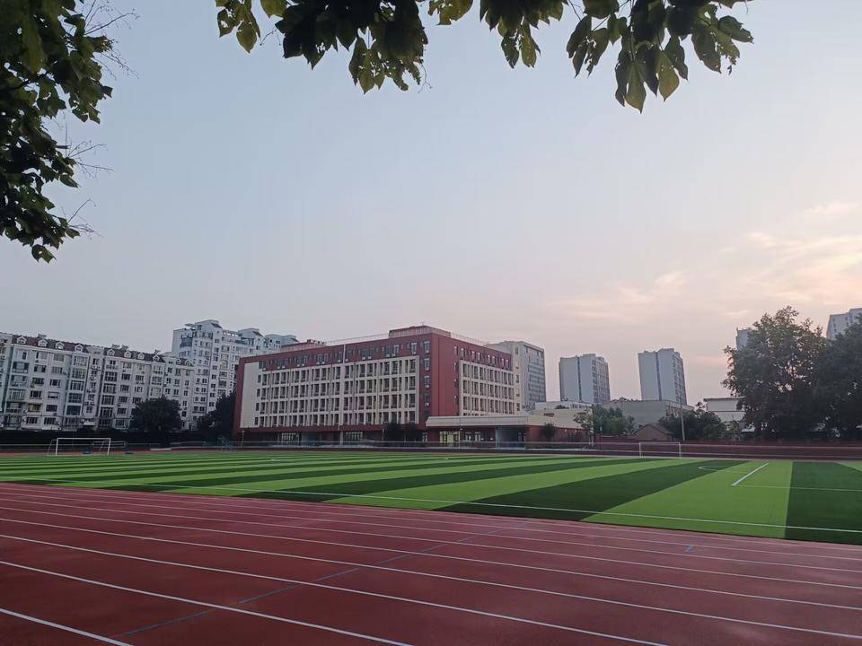 值得一提的是,新曆城五中擁有可容納1800餘人住宿的高標準宿舍,能夠