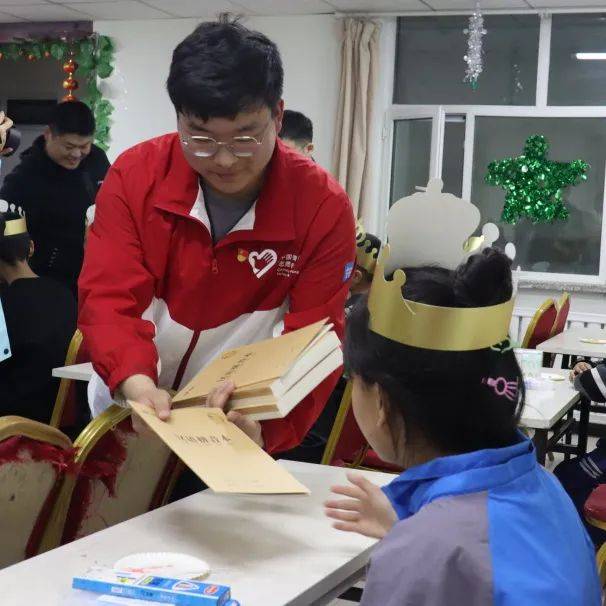 也是最令孩子們期待的,大家爭先恐後的搶著和大哥哥,大姐姐們一起摺紙