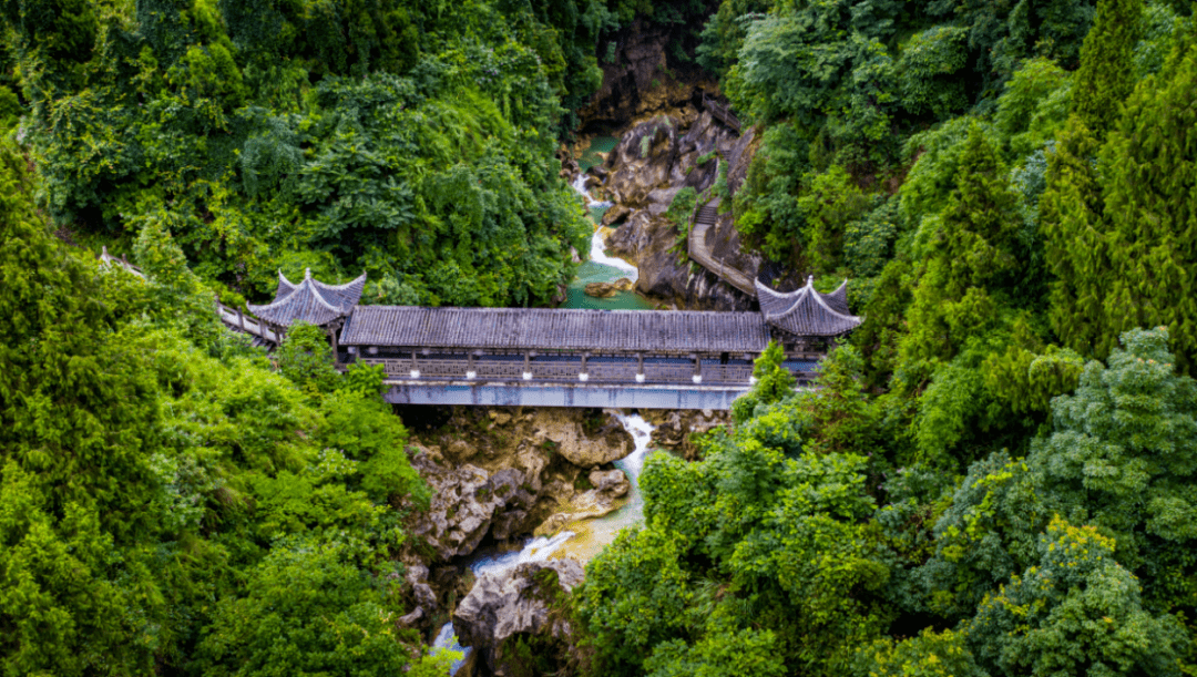 访儒阁,蒋佛爷祠堂为代表的人文景观和以胭脂湖,三仙石,云华山,莲花庵