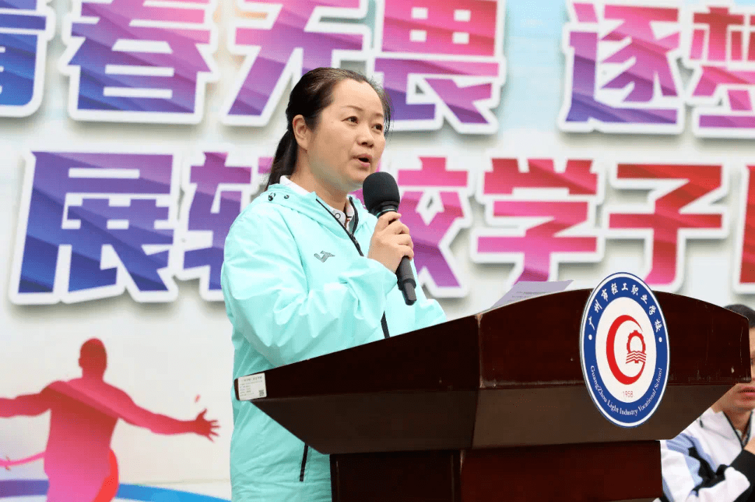 广州轻职校运会秒变大型追星现场_跳水_杨景辉_师生