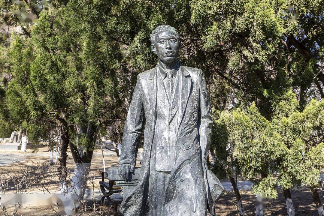 茅盾雕像 图源:视觉中国经历上海的战火后,茅盾陪母亲回到乌镇小住.